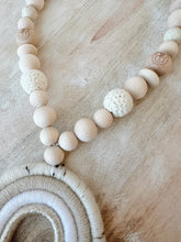 Lade das Bild in den Galerie-Viewer, Kinderwagenkette Regenbogen & Bär