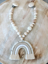 Lade das Bild in den Galerie-Viewer, Kinderwagenkette Regenbogen & Bär