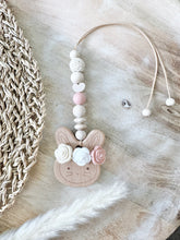 Lade das Bild in den Galerie-Viewer, Babyschalenanhänger Laila