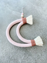 Lade das Bild in den Galerie-Viewer, Makramee Mond rosa