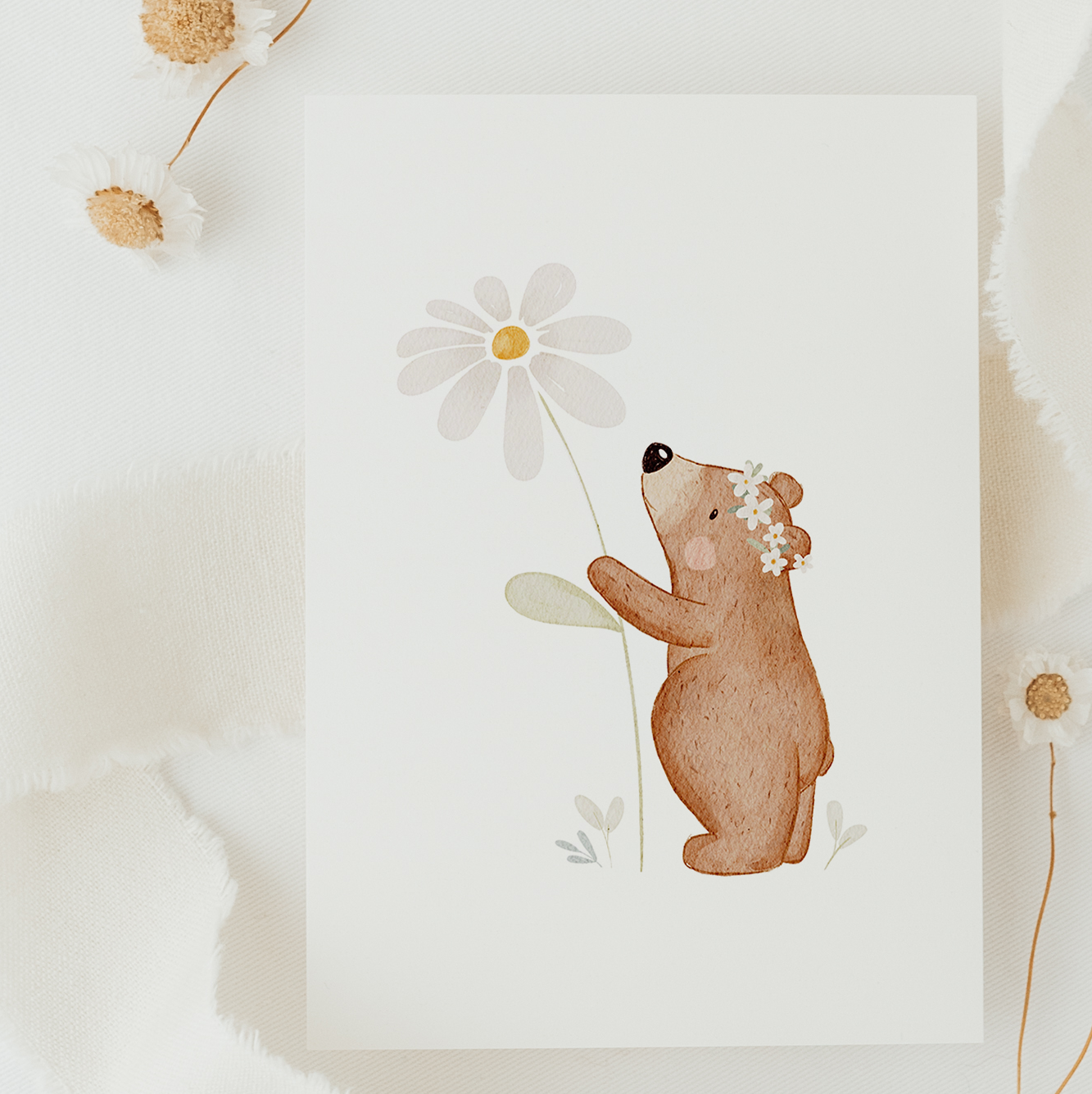 Postkarte Kleiner Bär mit Blume